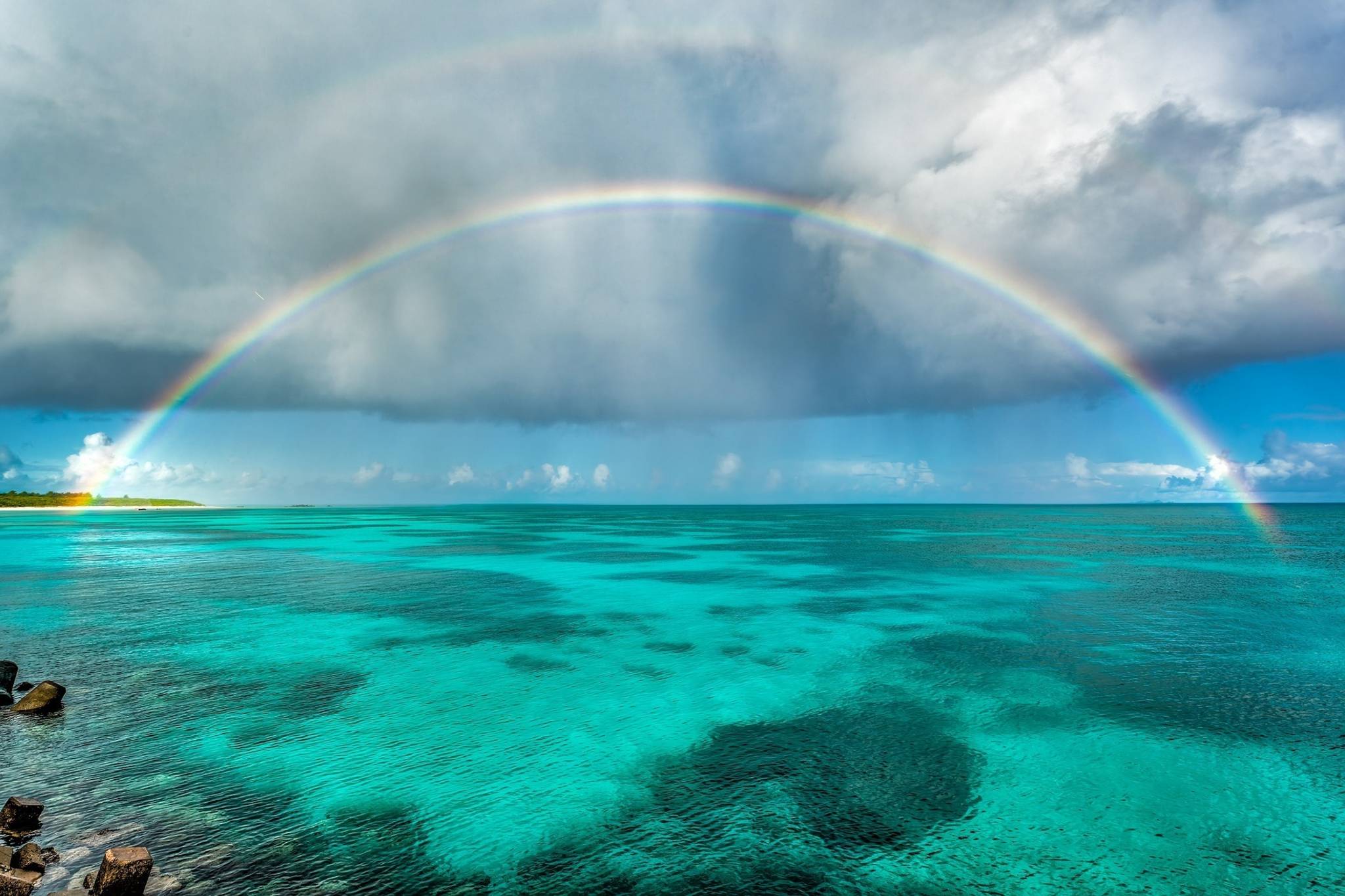 Ein Regenbogen über dem Meer