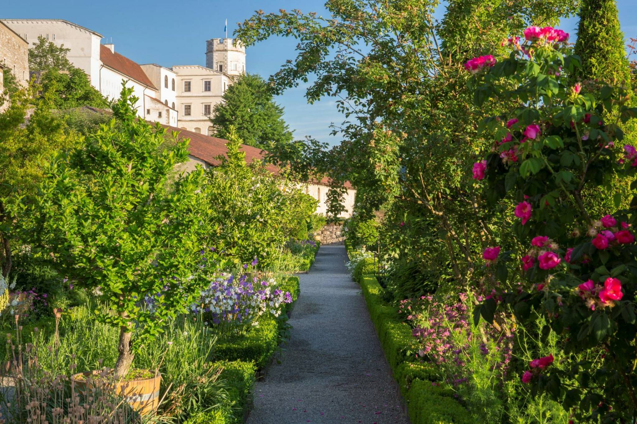 Blick aus dem blühenden Bastionsgarten in Richtung Willlibaldsburg