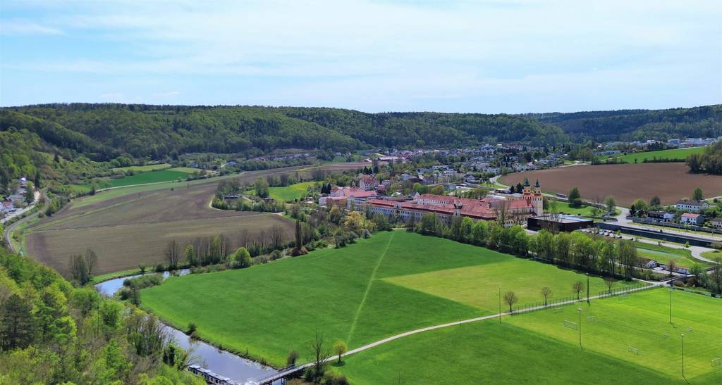 Blick vom Aussichtsturm der Willibaldsburg auf das Kloster Rebdorf